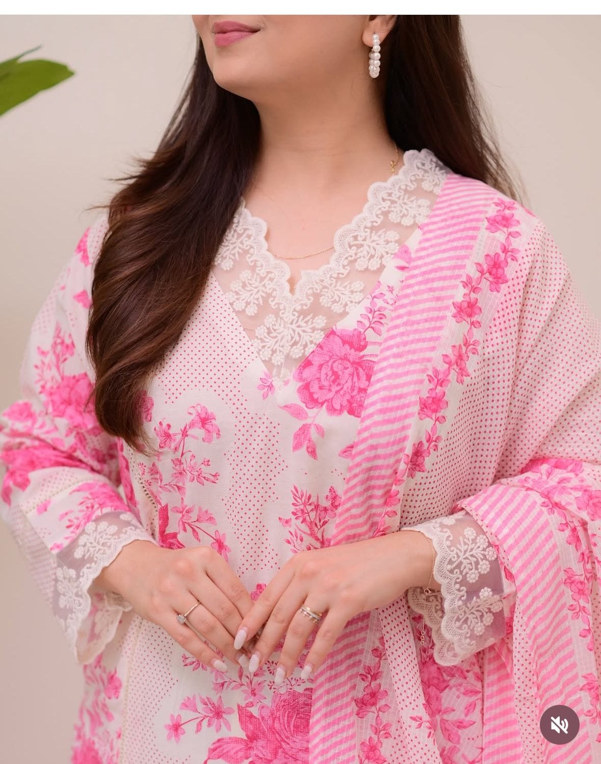 Featuring beautiful original Less work with suqes Heavy Suit which is beautifully decorated It is paired with matching pants