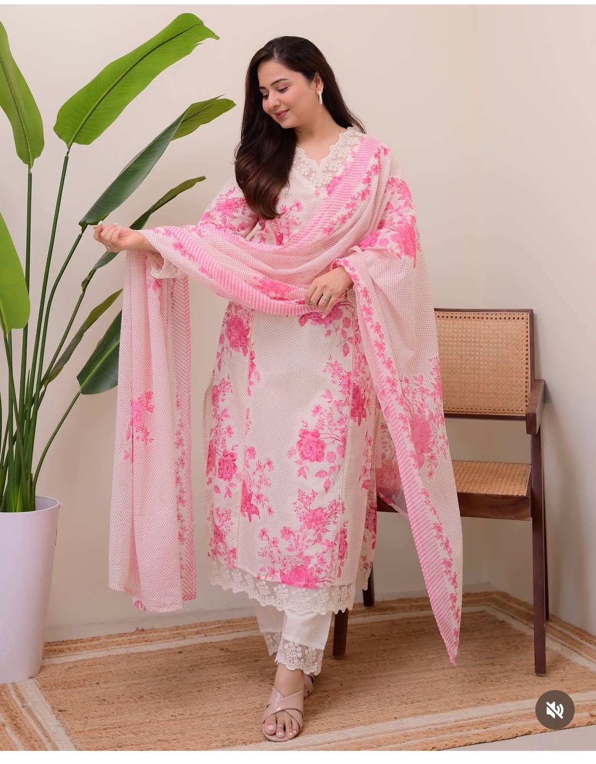 Featuring beautiful original Less work with suqes Heavy Suit which is beautifully decorated It is paired with matching pants