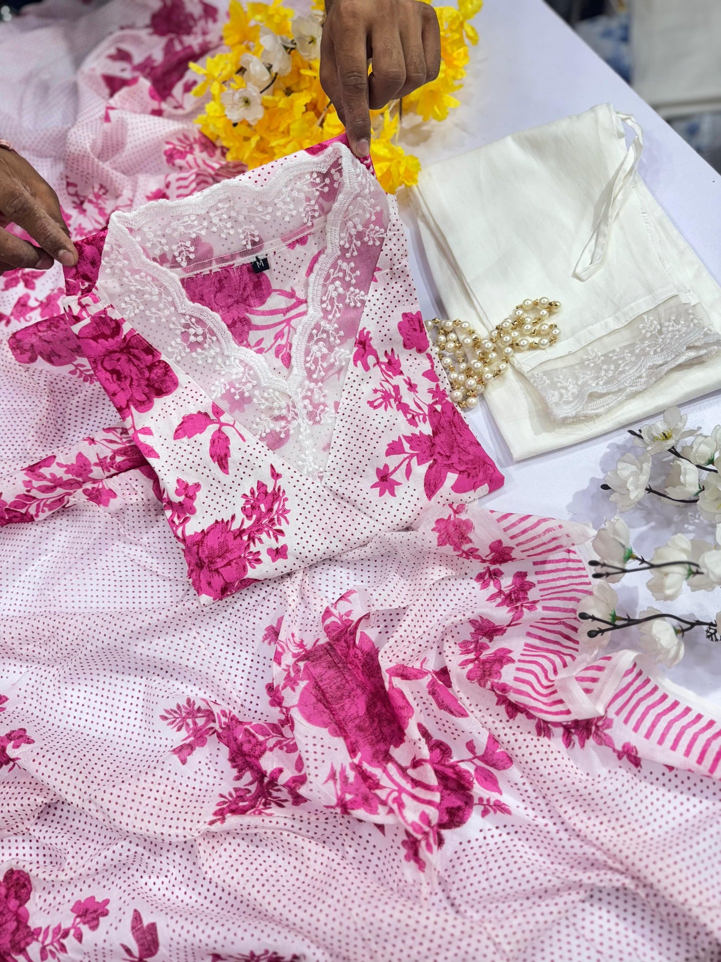 Featuring beautiful original Less work with suqes Heavy Suit which is beautifully decorated It is paired with matching pants