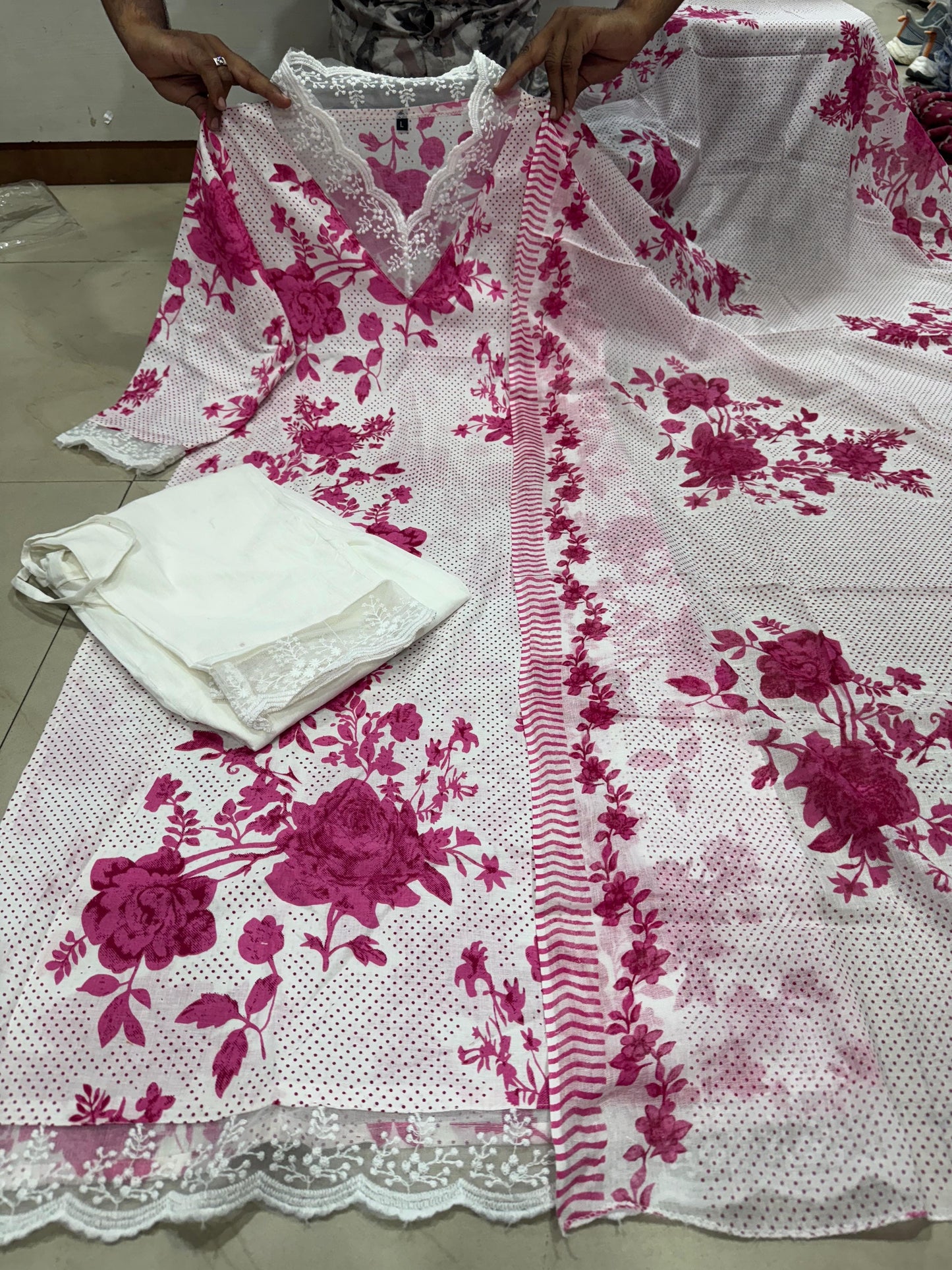 Featuring beautiful original Less work with suqes Heavy Suit which is beautifully decorated It is paired with matching pants