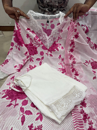 Featuring beautiful original Less work with suqes Heavy  Suit which is beautifully decorated  It is paired with matching pants